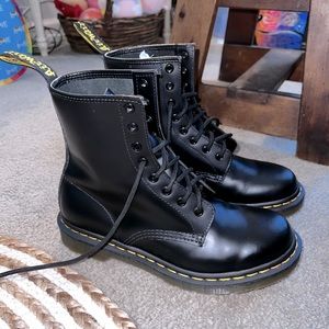 Dr martens 1460 8 lace boots black